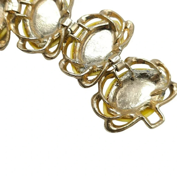 Yellow Lucite Thermoset Flower Bangle Bracelet Fold-Over Clasp Gold Tone Vintage - Picture 4 of 8